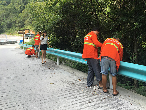 道路護(hù)欄安裝